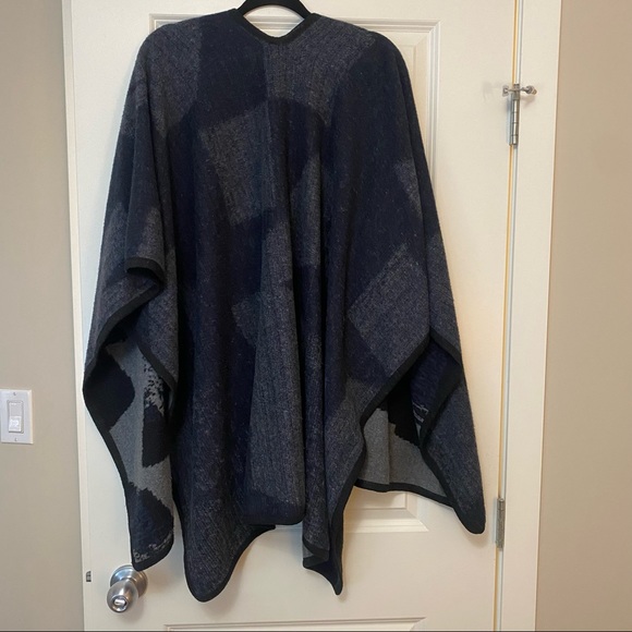 Handmade Reversible Blanket Shawl - Picture 4 of 5